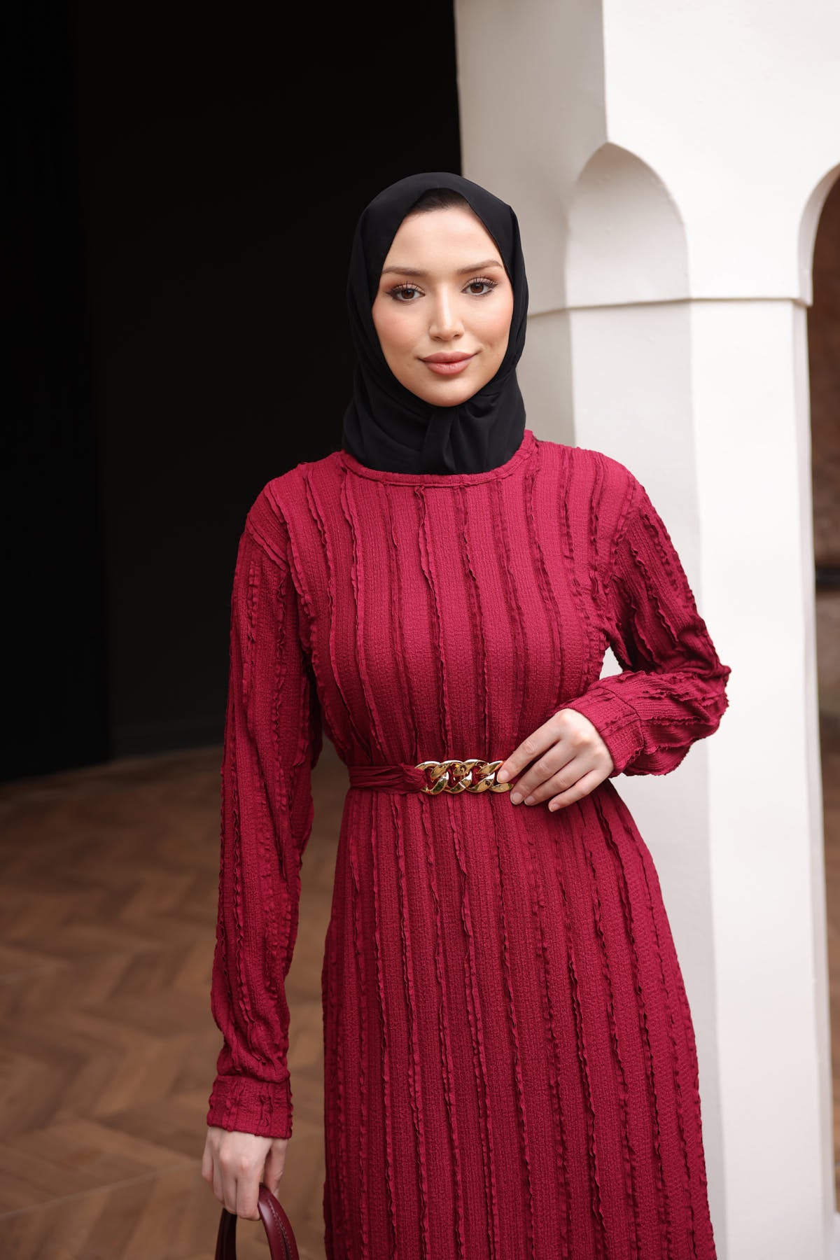 Bordo Zincir Kemerli Fırfırlı Gofre Elbise