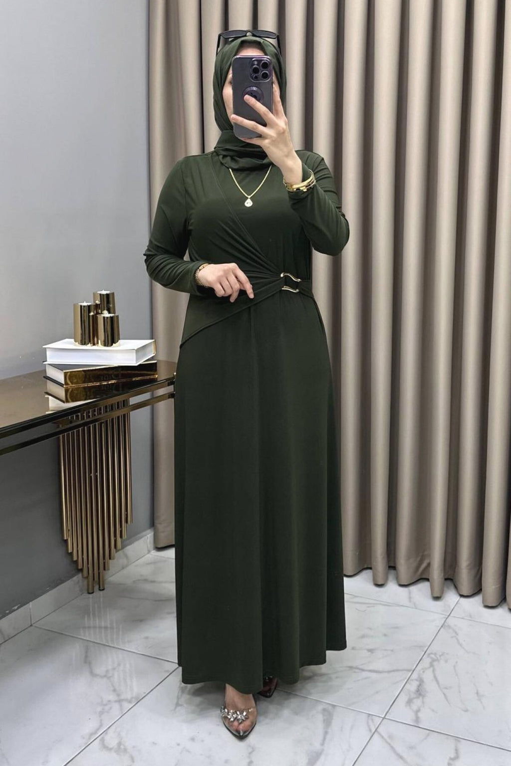 Hadise Elbise Haki Sandy Kumaş Bel Aksesuar Detaylı Elbise
