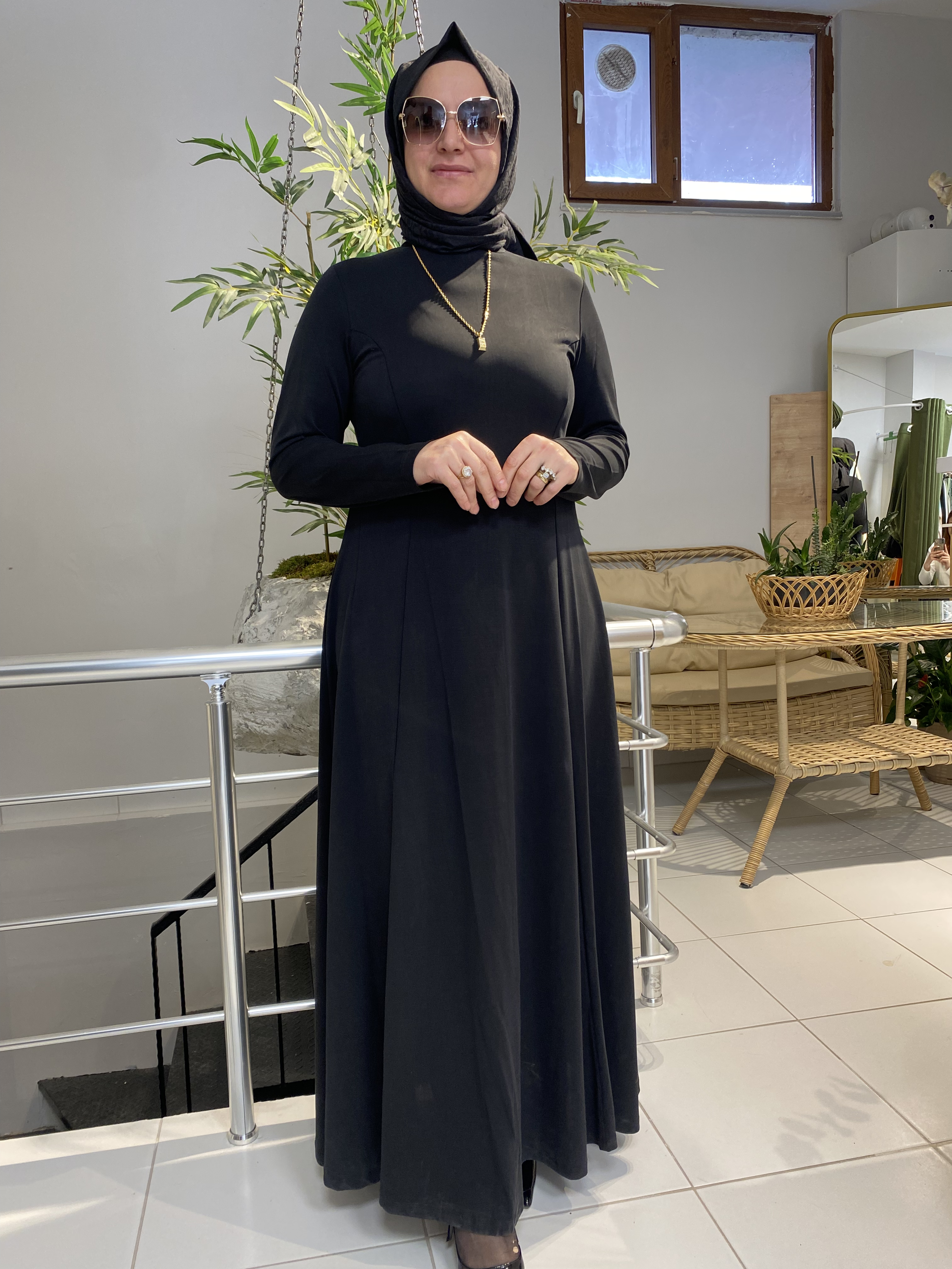 Asil Duruş Siyah Elbise